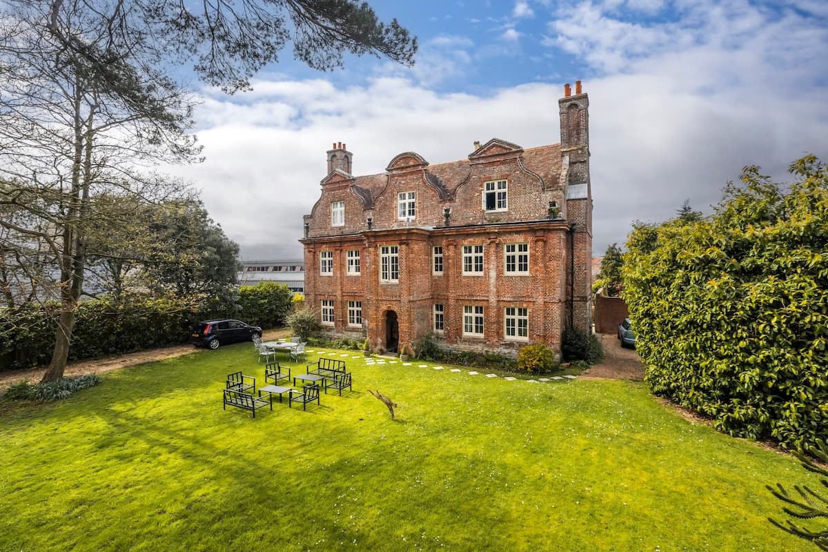 To the manor born… cinema, pool table, hot tub - Beautiful holiday rental in Poole
